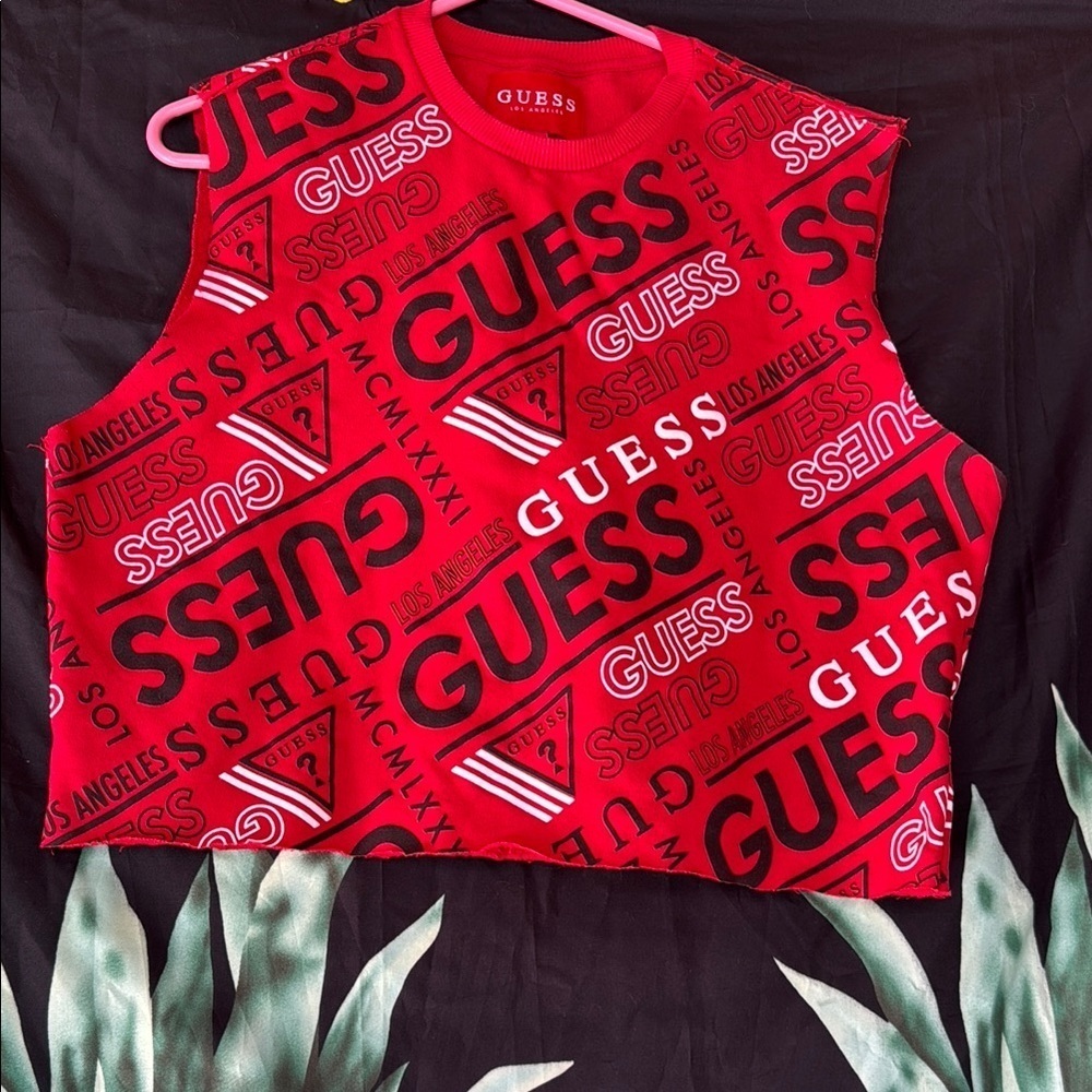🍍Guess sweatshirt tank🍍Sz med 🍍pit to pit 20”🍍length 19🍍